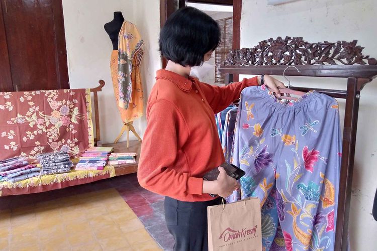 oleh-oleh, Pekalongan, 5 Tempat Beli Batik di Pekalongan untuk Oleh-oleh Mudik, 1. Pasar Setono, 2. Kampung Batik Kauman  , 3. Kampung Batik Pesindon, 4. Kampung Batik Wiradesa, 5. Qonita Batik &amp; Boutique 