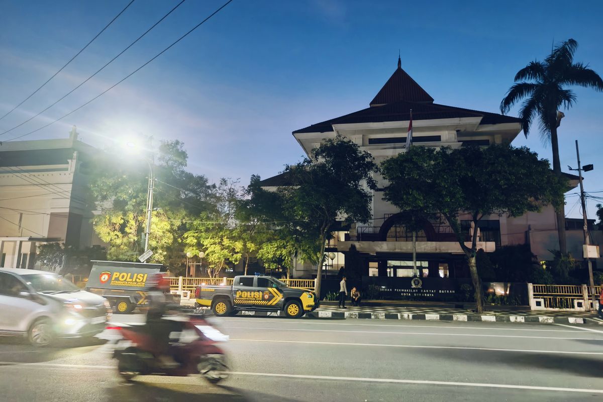 Surabaya, DPRD Surabaya, demo Surabaya, demo surabaya hari ini, DPRD Surabaya dijaga ketat, DPRD Surabaya Dijaga Ketat TNI-Polri, Aktivitas Dewan Dihentikan Sementara
