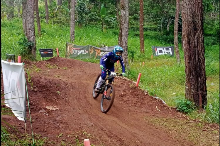 Kota Batu, Downhill, Jadi Hiburan Rakyat, Warga Kota Batu Antusias Nonton Balap Sepeda Downhill