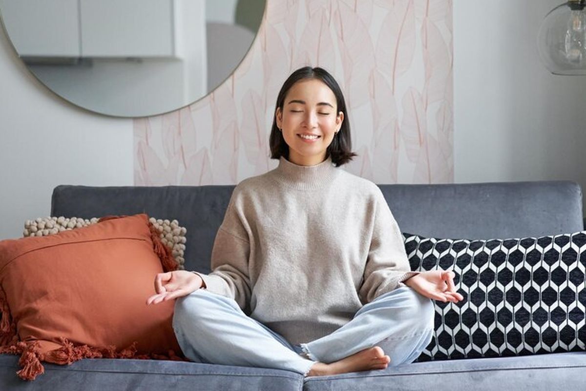 stres, menurunkan stres, Dokter Bagikan Cara Sederhana Menurunkan Stres dan Kortisol Secara Alami, 1. Tidur cukup jadi kunci utama, 2. Luangkan waktu di luar ruangan, 3. Latihan napas dan meditasi bisa membantu, 4. Batasi kafein berlebihan, 5. Jangan asal konsumsi suplemen