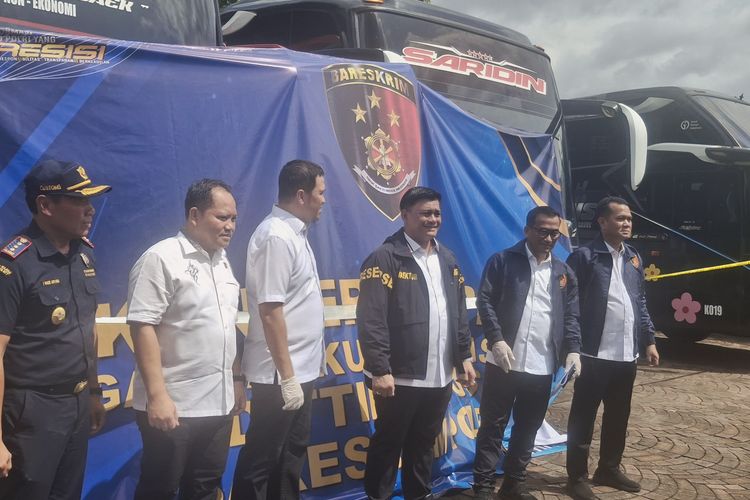 impor pakaian bekas, TPPU, Bos PO KYM Trans Diduga Cuci Uang dari Impor Pakaian Bekas, 7 Unit Bus Disita Bareskrim Polri, Bagaimana Modus Pencucian Uang yang Dilakukan Para Tersangka?, Sejak Kapan Bisnis Ilegal Ini Berjalan?, Bagaimana Skema Impor Pakaian Bekas Ilegal Dilakukan?, Aset Apa Saja yang Digunakan untuk Menyamarkan Hasil Kejahatan?