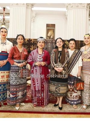 Titiek Soeharto, kain tenun, kain tenun NTT, Himpunan Ratna Busana, Kain tenun, Jenis kain tenun NTT, Kain tenun NTT, Kain Tenun, Jenis Kain Tenun NTT, Fungsi Kain Tenun NTT, kain tenun nusa tenggara timur, motif kain tenun ntt, wastra NTT, Mengenal Kain Tenun NTT, Dipakai Titiek Soeharto di Acara Himpunan Ratna Busana