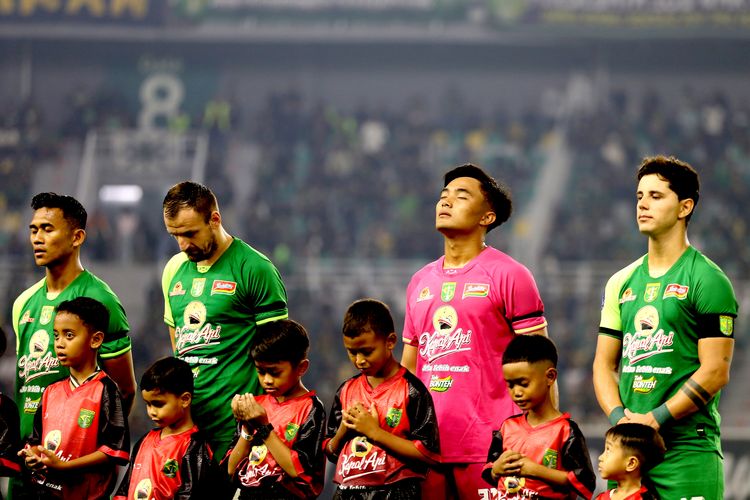 Berita Foto, Bejo Sugiantoro, Persebaya Vs Persib, Persebaya Surabaya vs Persib Bandung, Persebaya, Liga 1 2024-2025, Persebaya Gelar Penghormatan Terakhir untuk Bejo Sugiantoro, Momen Haru di GBT