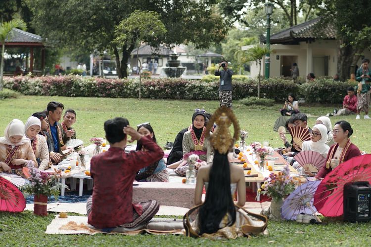 Dari Kemben hingga Cawat, Ini Cara Orang Jawa Kuno Berbusana, Busana sebagai penanda kelas sosial, Belum mengenal jahitan, hanya kain yang dililit, Ragam istilah kain dalam Jawa Kuno, Perbedaan busana laki-laki dan perempuan