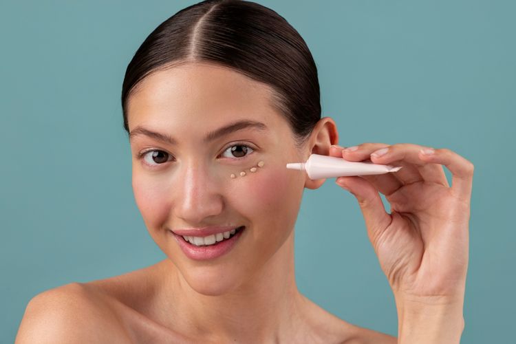 melasma, Melasma adalah, melasma adalah, makeup untuk melas, tips makeup untuk melasma, cara memudarkan melasma dengan makeup, makeup melasma, color corrector melasma, apa itu melasma, Rahasia Makeup untuk Menyamarkan Melasma agar Terlihat Natural, 1. Skin prep adalah kunci, 2. Gunakan color corrector , 3. Lapisi concealer dan foundation dengan ditepuk-tepuk, 4. Sentuhan akhir agar wajah tetap terlihat alami
