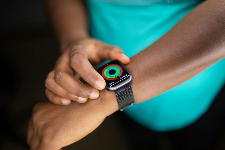 kesehatan mental, stres, suasana hati, Sering Lacak Mood di Smartwatch, Ahli Ingatkan Dampaknya pada Kebahagiaan, Cara wearable melacak kondisi tubuh dan suasana hati, Potensi deteksi dini gangguan mental, Pelacakan mood juga tersedia lewat aplikasi, Terlalu fokus pada kebahagiaan bisa berdampak sebaliknya, Pelacakan tetap bermanfaat jika digunakan dengan bijak, Gunakan data untuk memahami pola, bukan sekadar angka