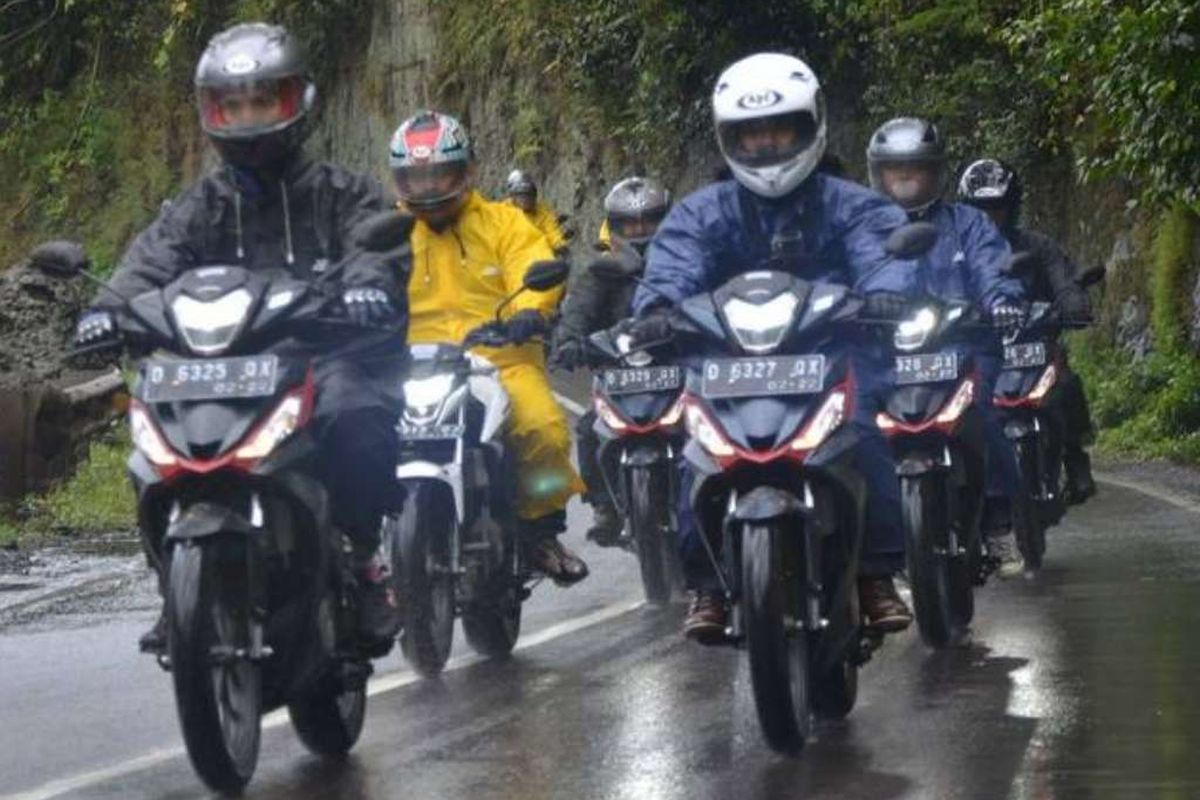 motor, tips berkendara, mengendarai motor, berkendara saat hujan, Tips berkendara saat hujan, Berkendara Motor yang Aman Saat Hujan, Rawan Tergelincir
