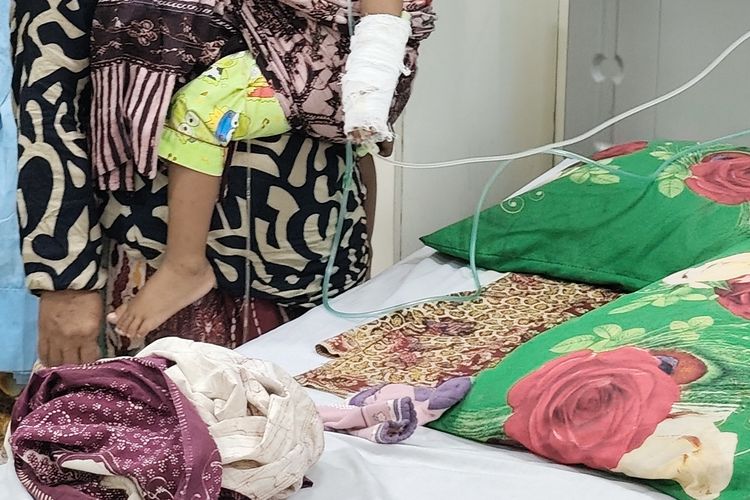 Sumenep, campak, KLB Campak, meninggal karena campak, klb campak di sumenep, campak sumenep, Wabah Campak di Sumenep, Ribuan Anak Terinfeksi, 17 Meninggal, dan Vaksinasi Dikebut, Pemprov Jatim Kirim 9.825 Vial Vaksin MR, 61 Anak Masih Dirawat di RS dan Puskesmas, Rendahnya Cakupan Imunisasi Jadi Penyebab, Program Imunisasi Massal dan Edukasi Masyarakat, Respons Pemerintah Pusat dan DPR