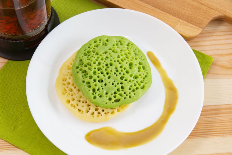 resep serabi, cara membuat serabi, cara bikin serabi bersarang, resep serabi solo lembut, serabi tradisional, tips bikin serabi tidak gagal, 5 Cara Bikin Serabi Bersarang Tanpa Bahan Tambahan, Ikuti Langkah Ini, Kopyok Adonan dan Panaskan Cetakan, Atur Api Kompor, Hindari Kesalahan Kecil, Sesuaikan Takaran Santan dan Tepung, Trik Hemat Tanpa Merusak Rasa