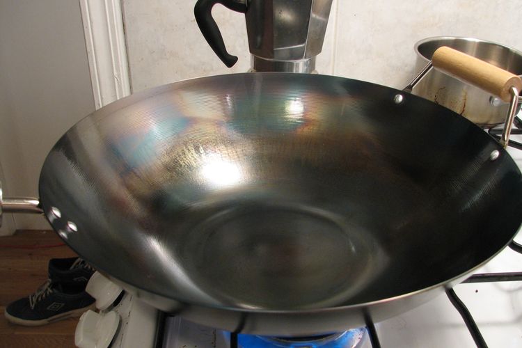 Bandeng, ikan bandeng, Bandeng lengket di wajan, cara menggoreng bandeng agar tidak lengket di wajan, Ikan Bandeng Lengket di Wajan Bikin Marah-marah, Atasi Dengan Cara Ini, Tempatkan ikan di suhu ruang, Keringkan dengan handuk kertas, Bumbui ikan secara menyeluruh, Gunakan wajan yang sangat panas, Perhatikan spatula yang digunakan