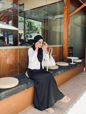 impulsif, Dilema Astri Menghadapi Belanja Impulsif dan Self-Reward sebagai Pekerja Muda, Pengeluaran rutin yang menyita porsi gaji, Belanja impulsif dari hal-hal sederhana, Tantangan OCD, selalu ingin belanja item matching, Media sosial dan tekanan untuk selalu tampil baru, Self-reward yang sudah diperhitungkan