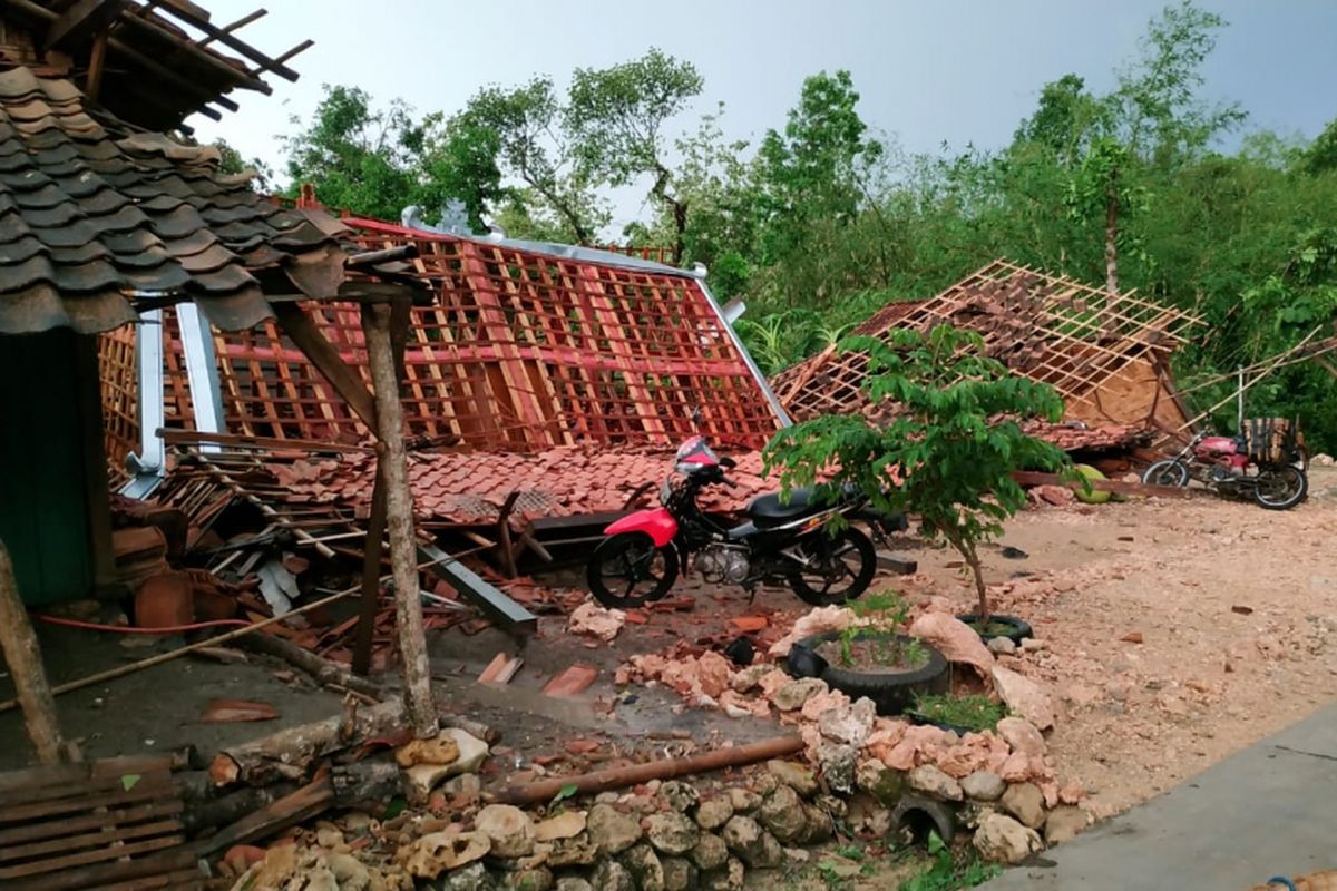 BPBD Ciamis, cuaca ekstrem, hujan deras, angin kencang, BPBD Ciamis Catat 83 Rumah Rusak Akibat Hujan Deras dan Angin Kencang, Apa saja wilayah yang terdampak cuaca ekstrem?, Apa saja fasilitas umum yang ikut terdampak?, Apakah ada korban jiwa dalam peristiwa ini?, Bagaimana dampak bencana lainnya selain kerusakan rumah?