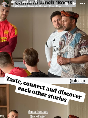 Maarten Paes, Ajax, Eredivisie, Ajax Amsterdam, Denny Landzaat, Liga Belanda, Liga Belanda 2025-2026, Maarten Paes Puji Jamuan Makan Siang Menu Indonesia di Ajax, Denny Landzaat Pakai Batik