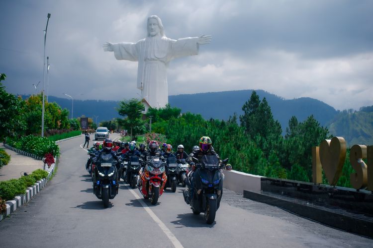 Yamaha, Bukit Holbung, Bukit Sibea-bea, Menaklukkan Bukit Holbung, Buktikan Fitur NMAX Turbo di Samosir, Tenaga Instan dan Kendali di Medan Licin,  Perjalanan MAXI Tour Boemi Nusantara naik Yamaha NMAX TurboKeamanan di Turunan Curam, Mesin Responsif dan Spesifikasi Mumpuni, Menutup Hari di Kampung Ulos