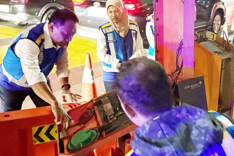 gerbang tol, Tol Dalam Kota, tol ditutup, demo jakarta hari ini, Tol Cawang, Demo DPR, demo 30 agustus 2025, lalu lintas gatot subroto, 7 Gerbang Tol di Ruas Cawang–Tomang–Pluit Ditutup Akibat Aksi Massa, Lalu Lintas Gatot Subroto Lumpuh, 7 gerbang tol ditutup, Aksi massa meluber ke tol dalam kota, Imbauan jasa marga untuk pengguna jalan, Latar belakang aksi
