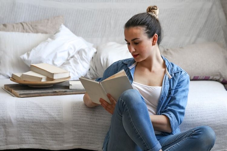 sulit tidur, Sulit Tidur? Ini Cara Cepat Tertidur Pulas Menurut Ahli, 1. Bangun rutinitas relaksasi sebelum tidur, 2. Hindari layar gadget setidaknya 1 jam sebelum tidur, 3. Coba aktivitas menenangkan, 4. Gunakan teknik pernapasan 4-7-8, 5. Ciptakan kamar yang gelap dan sejuk, 6. Gunakan teknik paradoxical intention