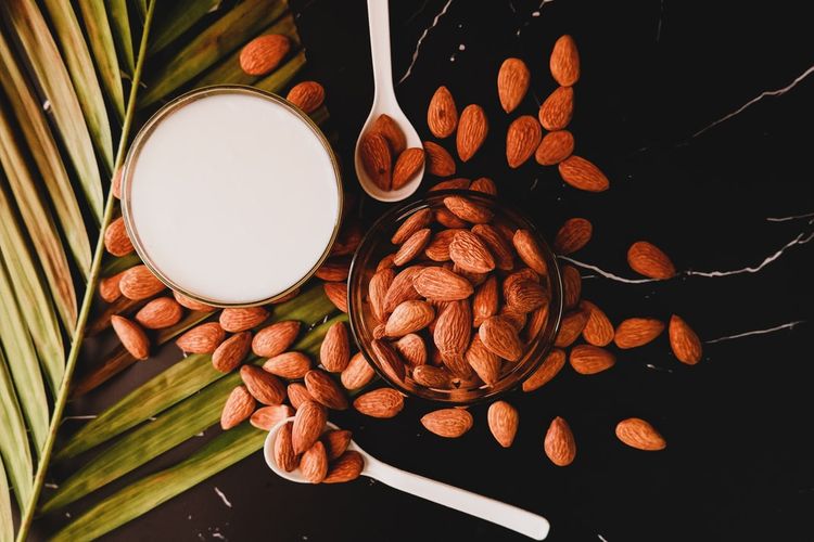 bahan pengganti santan, apakah santan bisa diganti susu, apakah santan bisa diganti dengan susu, apa bahan pengganti santan, santan bisa diganti dengan apa, santan bisa diganti apa, 5 Bahan Pengganti Santan, Bisa untuk Opor Ayam dan Kue Tradisional, 1. Susu kedelai, 2. Greek yoghurt, 3. Susu almond, 4. Susu evaporasi