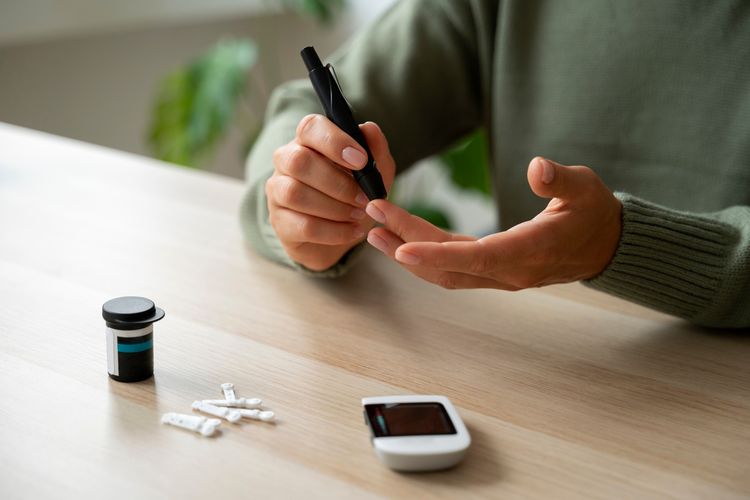 diabetes, aturan minum obat, Pemeriksaan gula darah, Jangan Ubah Dosis Obat Diabetes Saat Puasa Tanpa Konsultasi Dokter, Obat 3 kali sehari bisa diubah, Tidak boleh mengatur sendiri, Tujuan penyesuaian obat, Konsultasi sebelum puasa