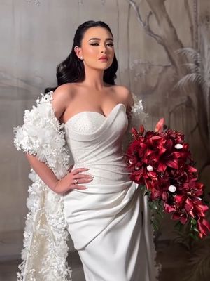 Kenny Austin, Amanda Manopo, Hian Tjen, Amanda manopo dan kenny austin, pernikahan Amanda Manopo dan Kenny Austin, style pernikahan amanda manopo, resepsi amanda manopo, 7 Style Resepsi Amanda Manopo dan Kenny Austin, Serasi dan Menawan, 1. Gaun pengantin klasik rancangan Hian Tjen, 2. Cape bunga tiga dimensi, 3. Bouquet bunga merah marun yang kontras, 4. Rambut bergelombang lembut saat resepsi, 5. Makeup flawless oleh Bennu Sorumba, 6. Perhiasan minimalis bernuansa timeless, 7. Kenny Austin dalam tuxedo hitam klasik