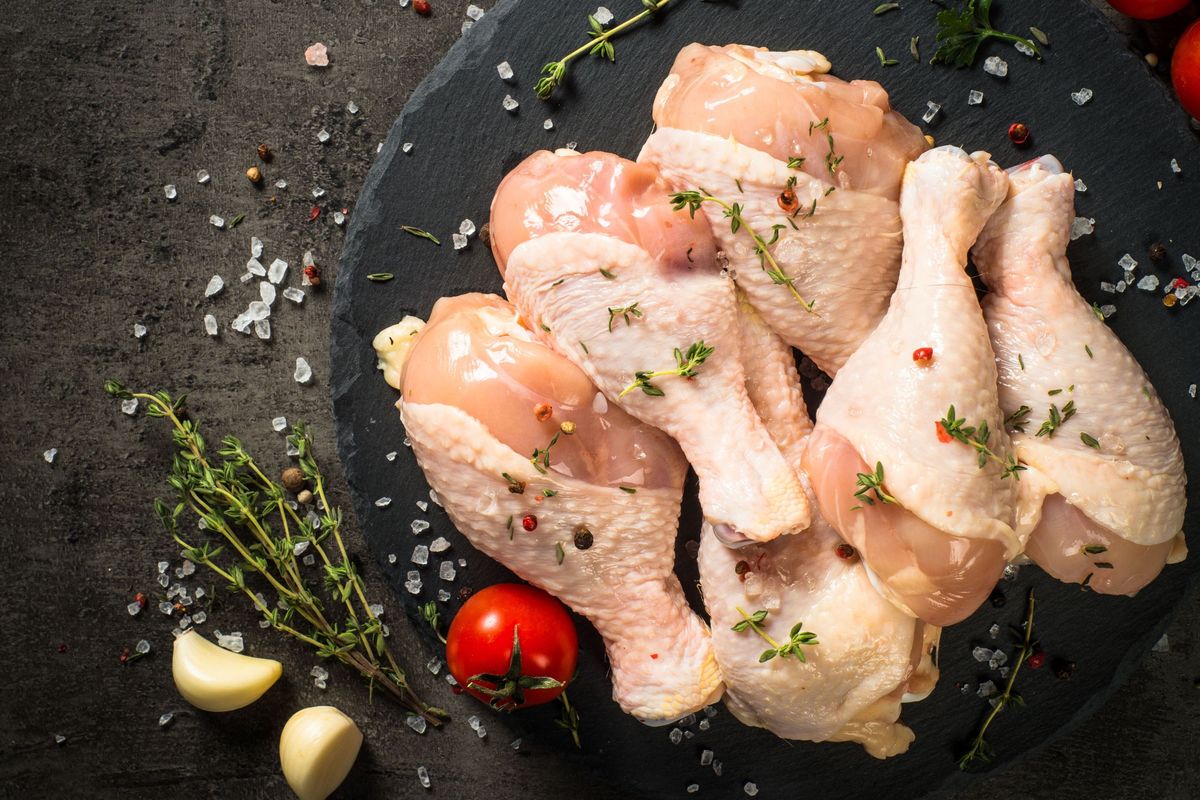 daging ayam, freezer, menyimpan daging ayam, menyimpan daging ayam di kulkas, cara menyimpan daging ayam, Cara Menyimpan Daging Ayam di Kulkas, Awet hingga Seminggu, 1. Bersihkan tangan dan alat, 2. Bersihkan daging ayam, 3. Menyimpan daging ayam utuh, 4. Menyimpan daging ayam potong, 5. Bumbui daging