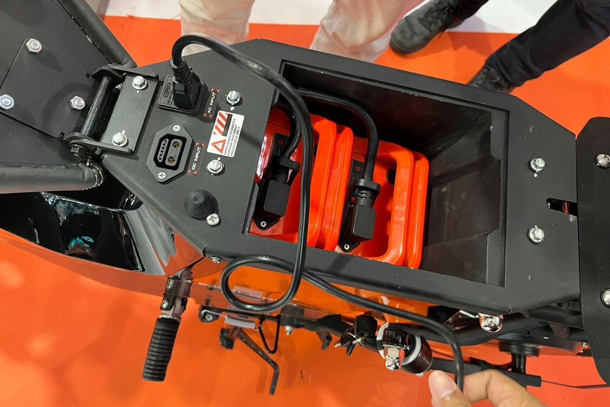 motor listrik, Jangan Langsung Colok, Segini Waktu Tunggu Aman Ngecas Motor Listrik