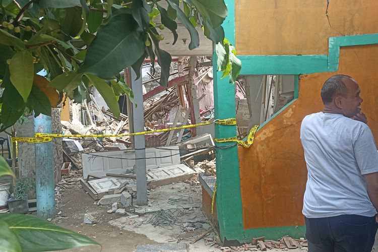 ledakan di Tangerang hari ini, ledakan di tangsel, ledakan di tangsel hari ini, ledakan di pamulang tangsel, penyebab ledakan di tangsel, Ledakan di Pamulang, ledakan misterius Tangsel, ledakan Pondok Cabe Ilir 2025, korban ledakan Tangerang Selatan, rumah rusak akibat ledakan, radius ledakan 500 meter Tangsel, penyebab ledakan masih misterius, evakuasi warga ledakan Tangsel, berita ledakan terbaru di Tangsel, Korban Ledakan di Tangsel, Ledakan di Tangsel karena apa, Sumber Ledakan di Tangsel, Dampak Ledakan di Tangsel, Lokasi Ledakan di Tangsel, Ledakan di Tangerang, Ledakan Misterius Guncang Tangsel: 7 Warga Luka, 8 Rumah Rusak Parah