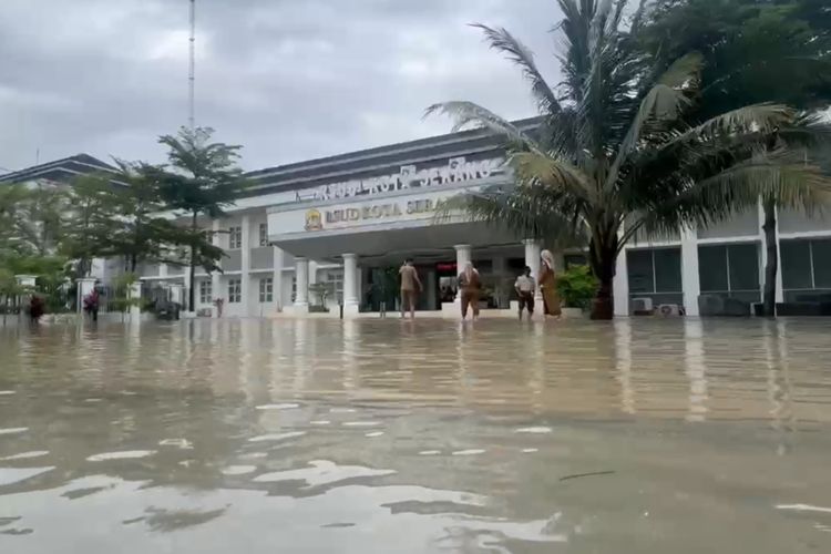 cuaca ekstrem, BPBD Banten, BPBD: Hujan Lebat Picu Banjir dan Longsor di 8 Kabupaten/Kota Banten, Bagaimana kondisi terkini bencana hidrometeorologi di Banten?, Bencana apa yang paling banyak terjadi?, Wilayah mana saja yang terdampak paling luas?, Langkah apa yang dilakukan BPBD Banten?