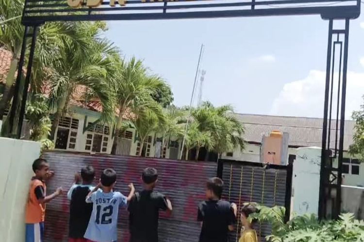 Pamekasan, sekolah disegel, penyegelan sekolah, sekolah disegel ahli waris, Sekolah disegel di Pamekasan, Sekolah disegel Pamekasan, SDN 2 Tamberu, SDN 2 Tamberu pamekasan, Kisah di Balik Penyegelan SDN Tamberu 2 Pamekasan, dari Sengketa Lahan hingga MBG Dibagi di Luar Pagar, Sudah Dua Kali Disegel, Siswa Belajar Daring dan Distribusi MBG di Luar Pagar Sekolah, SPPG Tetap Salurkan Makanan untuk 111 Siswa, Sekolah Masih Tunggu Mediasi Pemerintah