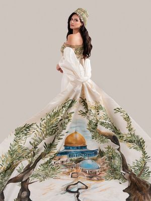 Nadeen Ayoub, nadeen ayoub, gaun miss universe palestina, miss universe palestine 2025, gaun nadeen ayoub, miss universe palestine 2025 nadeen ayoub, Arti Mendalam di Balik Gaun Nadeen Ayoub, Miss Universe Palestina 2025, Terinspirasi dari Tatreez, Warisan Budaya Palestina, Terdapat lukisan Masjid Al-Aqsa dan Gereja Makam Kudus, Makna gambar pohon zaitun, Mahkota Shatweh, representasi perempuan Palestina, Siapa Nadeen Ayoub?
