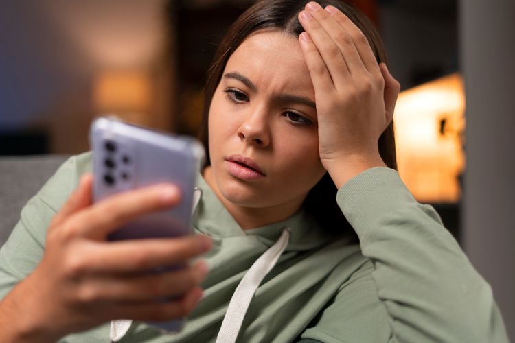 situationship, situationship adalah, tanda situationship, ciri-ciri situationship, ciri situationship, tanda hubungan tanpa status, tips mengenali situationship, Sedang Jalani Situationship? Ini 10 Cirinya Menurut Pakar, 1. Tidak ada kemajuan dalam hubungan, 2. Ada orang lain yang terlibat, 3. Tidak ada rencana dalam hubungan, 4. Komunikasi tidak konsisten, 5. Banyak alasan untuk tidak bertemu, 6. Hubungan terasa dangkal, 7. Sering bertemu mendadak tanpa rencana, 8. Tidak ada bukti kalian menjalin hubungan, 9. Kamu bosan dan cemas, 10. Jawaban dari pertanyaan, "Kita ini apa?"