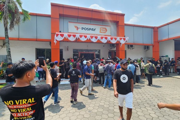 Jawa Tengah, Pati, Budi Prasetyo, Bupati Sudewo, Bupati Sudewo Tanggapi Panggilan KPK, Aksi Massa Pati Desak Penangkapan, KPK Tetapkan 10 Tersangka dalam Kasus Suap, Aksi Warga Pati Desak KPK Tingkatkan Status Sudewo, Rencana Aksi Unjuk Rasa Besar di Jakarta, Kantor Pos Pati Kewalahan Layanan