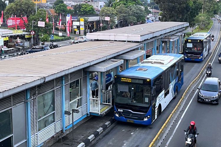 transportasi massal, insentif impor, mobil listrik, Kemacetan Jakarta, Pemerintah Tak Perpanjang Insentif Mobil Listrik, Apa Kata Ahli?