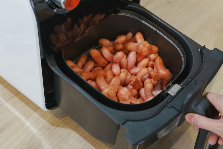 teknik memasak sehat, cara mengurangi minyak, memasak sehat, masakan rendah minyak, peralatan masak anti lengket, Cara Kurangi Penggunaan Minyak Saat Masak, Efektif Bikin Hemat, 1. Gunakan Peralatan Masak Anti-Lengket, 2. Gunakan Air Sebagai Pengganti Minyak, 3. Panggang, Pan-Fry, atau Gunakan Air Fryer, 4. Gunakan Semprotan Minyak, 5. Perbanyak Rempah dan Lemak Sehat