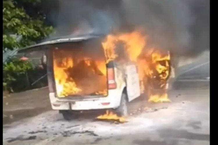 Ariel Noah, Vespa klasik, Kendaraan Listrik Asli Indonesia, mobil nasional, mobil listrik, Gelora E, Tol JORR, DFSK, Pindad, Mitsubishi, Cerita di Balik I2C, Hubungan TMI dan Pindad