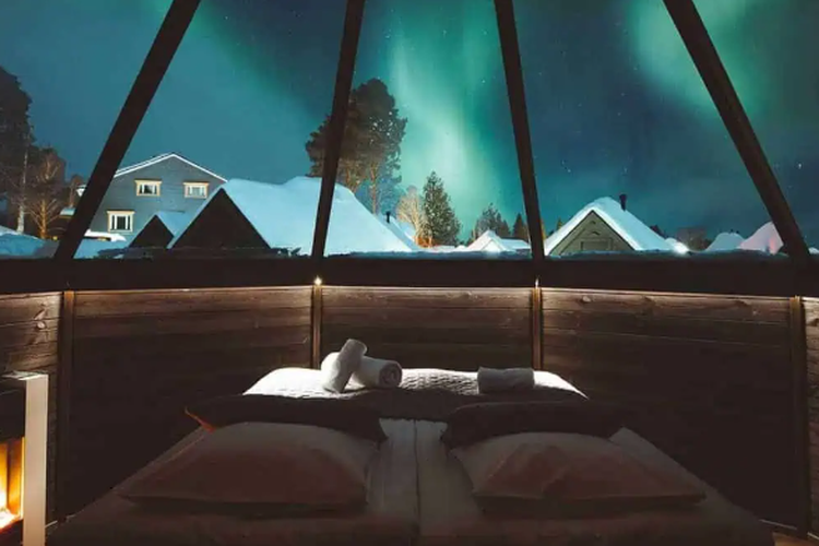 7 Pengalaman Menginap Unik untuk Memulai Tahun 2026, 1. Desert Bubble di Gurun Sahara, Maroko, 2. Sextantio Le Grotte Della Civita, Matera, Italia, 3. Safari Lodge di Savana Afrika, Tanzania, 4. Hotel Costa Verde, Kosta Rika, 5. Taj Lake Palace, Udaipur, India, 6. Motel Pioneertown, California, Amerika Serikat Pioneertown Motel, 7. Resor Apukka, Lapland, Finlandia