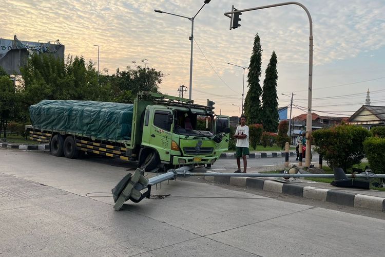 Dinas Perhubungan Kendal, lampu merah Kaliwungu mati, lampu merah mati viral, Lampu Merah Mati: Keselamatan Pengendara Terabaikan