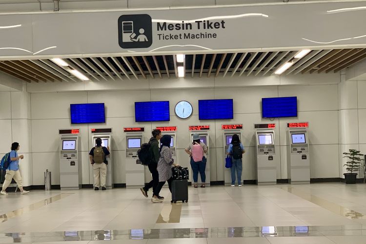 cara beli tiket kereta cepat whoosh, panduan naik kereta cepat whoosh, cara menuju stasiun whoosh halim, cara reschedjule tiket kereta cepat whoosh, Panduan Naik Kereta Cepat Whoosh: Cara ke Stasiun Halim, Beli dan Reschedjule Tiket, 1. Cara ke Stasiun Halim naik KRL, LRT dan Transjakarta, 2. Cara beli tiket Kereta Cepat Whoosh, 3. Ketentuan boarding dan penggunaan tiket, 4. Cara scan tiket Whoosh, 5. Cara reschedjule tiket