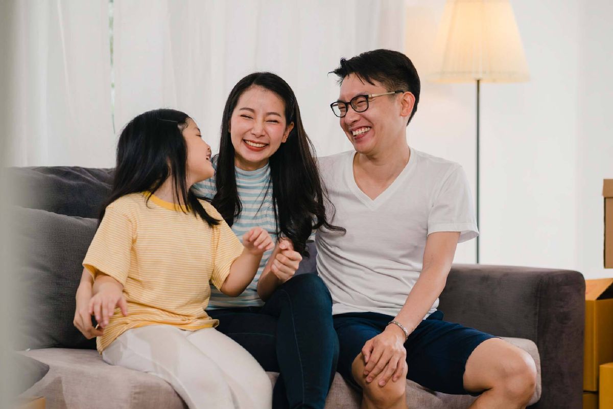7 Cara Menumbuhkan Empati pada Anak, Bisa Dimulai Sejak Bayi, 1. Menjadi teladan sejak anak masih bayi, 2. Menjelaskan tindakan baik saat melakukannya, 3. Menggunakan cerita untuk melatih empati, 4. Membicarakan peristiwa dunia secara terbuka dan sesuai usia, 5. Mengajarkan kesadaran akan privilege tanpa rasa bersalah, 6. Membiasakan percakapan rutin tentang empati, 7. Mendorong anak melakukan aksi nyata
