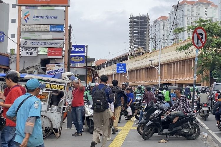 petugas keamanan, Hari Buruh 2026, Stasiun Palmerah, Stasiun Juanda, Stasiun Sawah Besar, Stasiun Cikini, KRL Beroperasi Normal Saat Libur Hari Buruh 1 Mei 2026, Pengamanan Ditambah