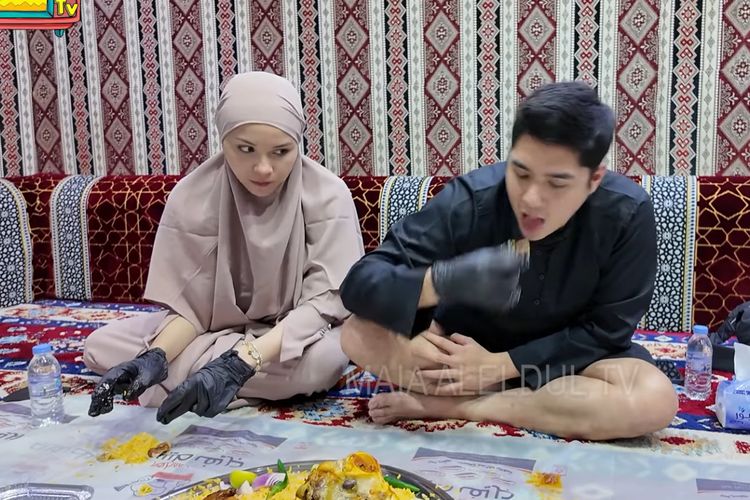 Alyssa Daguise, Maia Estianty, Tampil Kembaran dengan Maia Estianty, Ini 9 Gaya Umrah Alyssa Daguise, 1. Tampil kembaran dengan Maia Estianty, 2. Gamis nyaman untuk ibu hamil 4 bulan, 3. Abaya hitam polos yang klasik, 4. Hijab hitam minimalis, 5. Busana warna netral bernuansa earthy, 6. Siluet longgar yang mengutamakan kenyamanan, 7. Makeup natural yang nyaris tanpa polesan, 8. Tampilan serasi dengan pasangan, 9. Busana putih yang bersih dan menenangkan