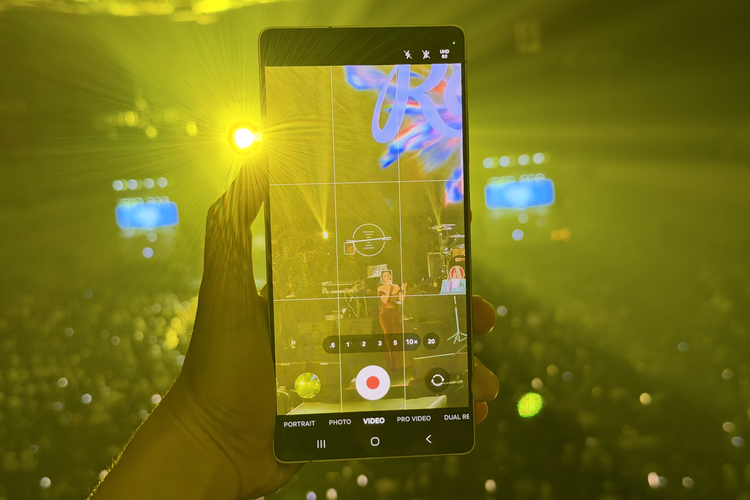 Samsung, HP Konser, Samsung S25 Ultra, konser Raisa, Uji Kamera 200 MP Samsung Galaxy S25 Ultra di Konser Raisa, Ini Hasil Jepretannya dari Kursi Paling Jauh
