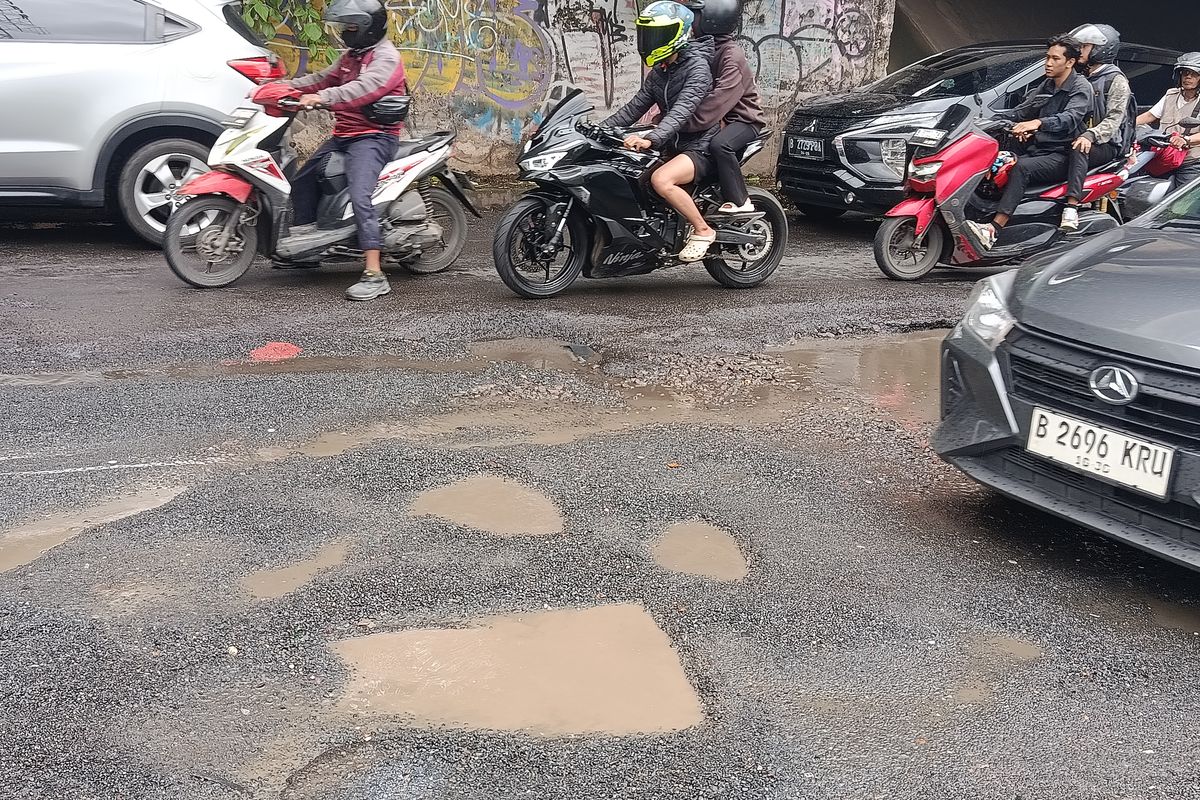 jalan berlubang, aquaplaning, Selalu Waspada Jalan Berlubang dan Aquaplaning saat Berkendara