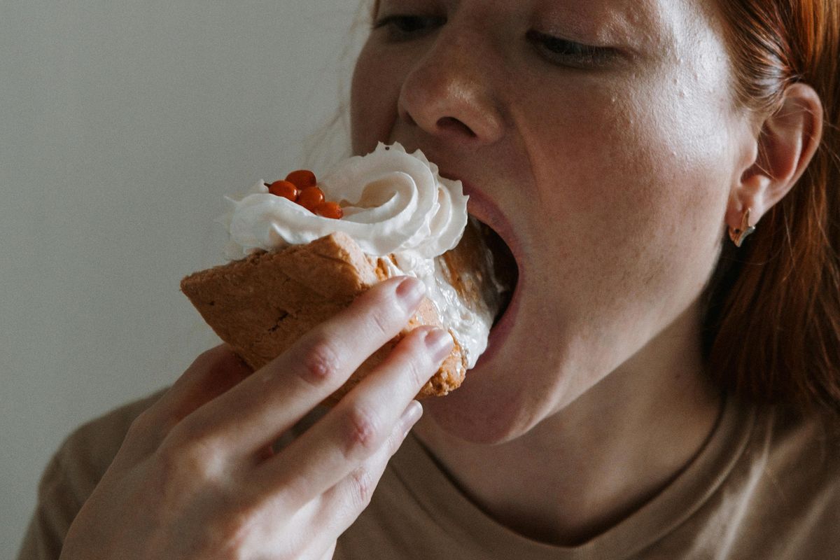 fase luteal, makanan, 6 Makanan yang Baik Dikonsumsi Menjelang Menstruasi Menurut Ahli, 1. Karbohidrat, 2. Makanan kaya serat, 3. Protein, 4. Lemak sehat dan makanan kaya omega-3, kalsium, magnesium, dan zinc, 5. Makanan kaya zat besi, 6. Makanan anti-infalamasi
