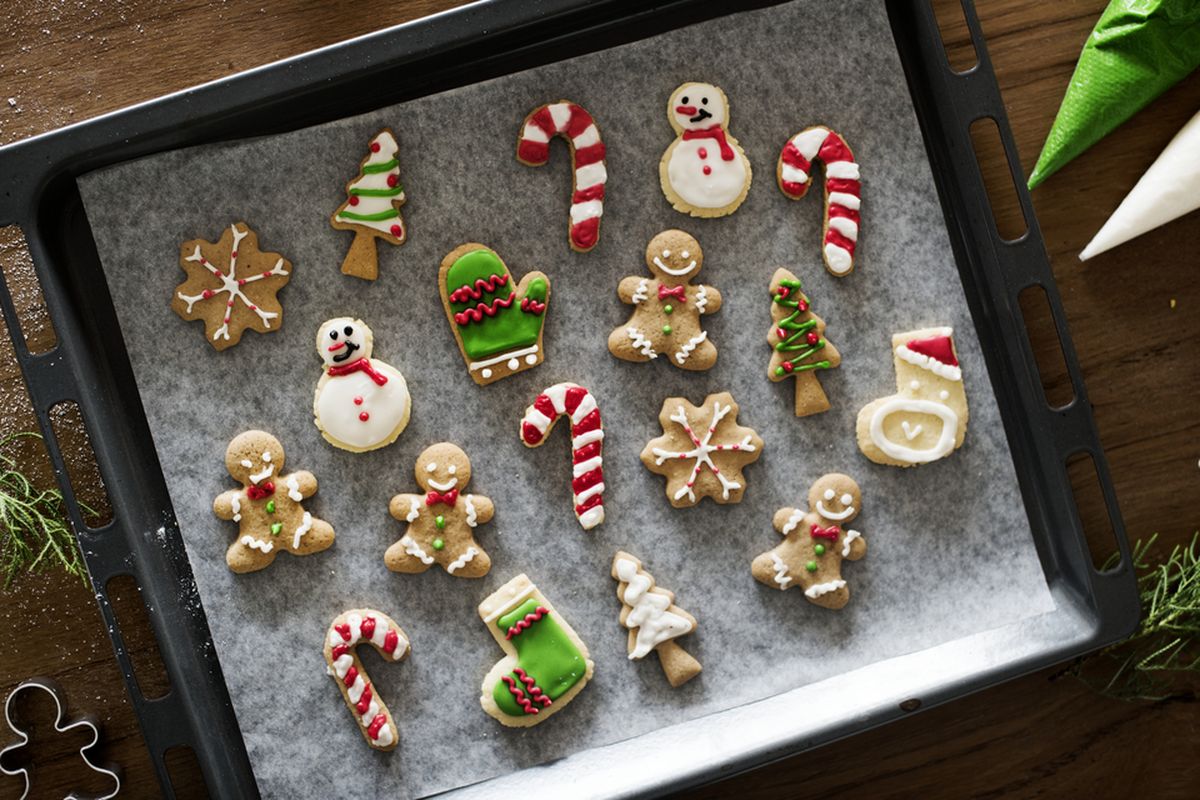 cookies Natal, Ahli Serangga Ungkap Cara Mengusir Semut dari Toples Cookies Natal, 1. Gunakan larutan cuka/lemon, 2. Letakkan rempah beraroma kuat, 3. Buat perangkap, 4. Minyak esensial, 5. Bubuk kopi, 6. Bawang putih, 7. Soda kue dan gula halus