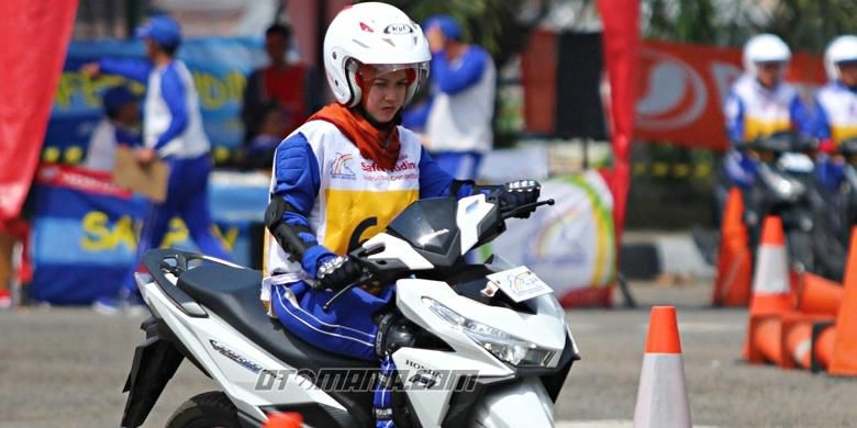 perempuan berhijab, keamanan berkendara, perlindungan helm, tips safety riding, Rekomendasi Helm untuk Pengendara Perempuan Berhijab