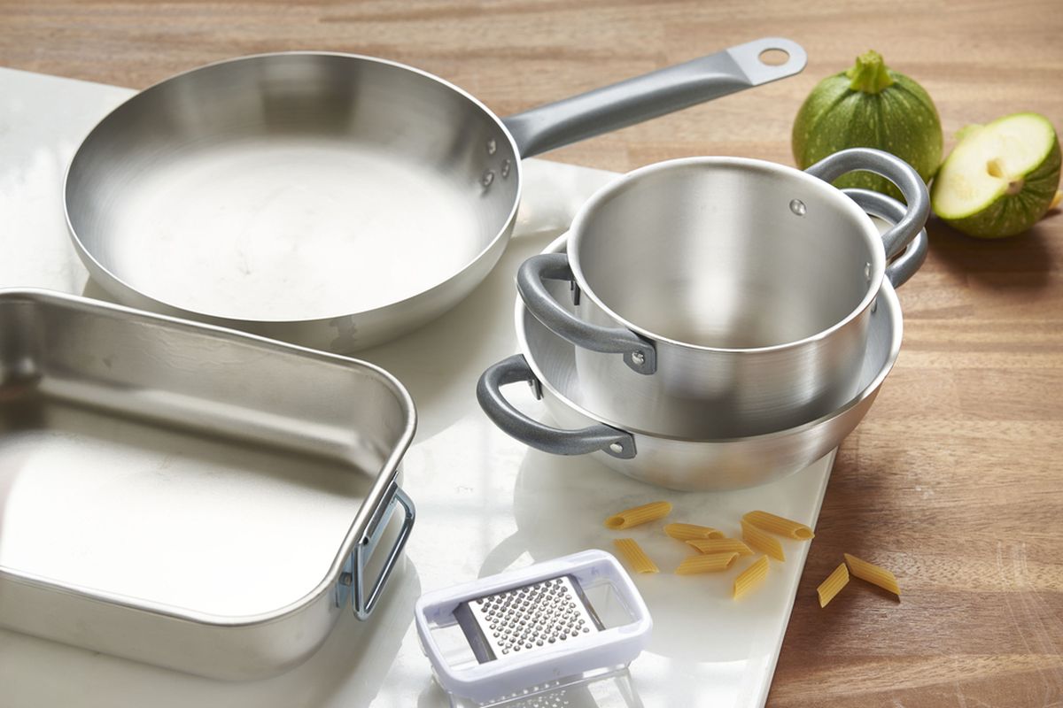 alat masak stainless steel, Cara mencuci alat masak, cara mencuci alat masak stainless steel, Cara Salah Mencuci Alat Masak Stainless Steel, Mungkin Sering Anda Lakukan, 1. Menggunakan pemutih atau pembersih yang mengandung klorin, 2. Menggosok dengan wol baja atau sikat logam, 3. Menggosok melawan arah serat, 4. Menambahkan minyak ke wajan yang masih dingin, 5. Menambahkan garam saat air masih dingin