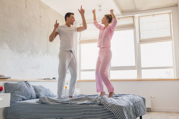 6 Aktivitas Ringan untuk Meredakan Stres dalam 10 Menit, 1. Relaksasi otot secara bertahap, 2. Berjalan di alam terbuka, 3. Teknik pelukan kupu-kupu, 4. Melepaskan energi dengan gerakan, 5. Mengubah sudut pandang pikiran, 6. Visualisasi tempat yang aman