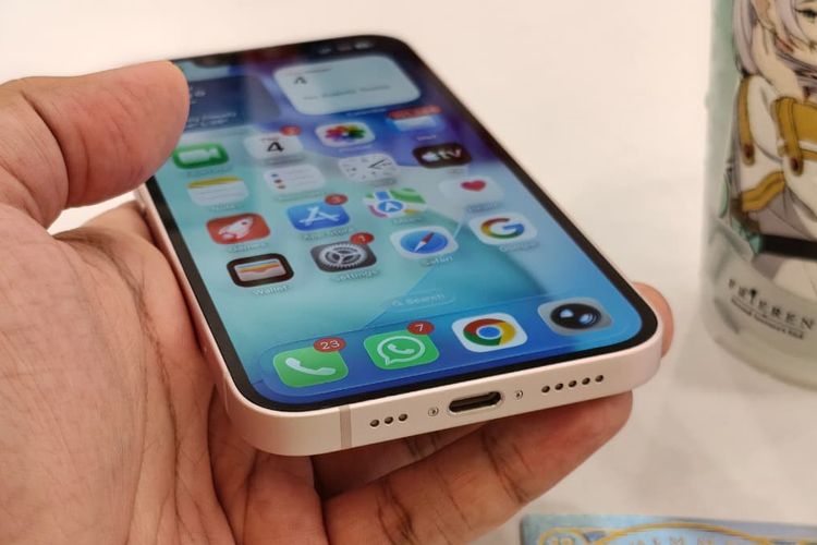 iPhone 17e, Soft Pink, Apple, Saya Cowok tapi Pakai iPhone 17e Soft Pink, Ini yang Dirasakan, Butuh casing agar aman, Ringan dan nyaman dipakai, Layar lega dan cukup terang, Ponsel cantik dengan sedikit kompromi