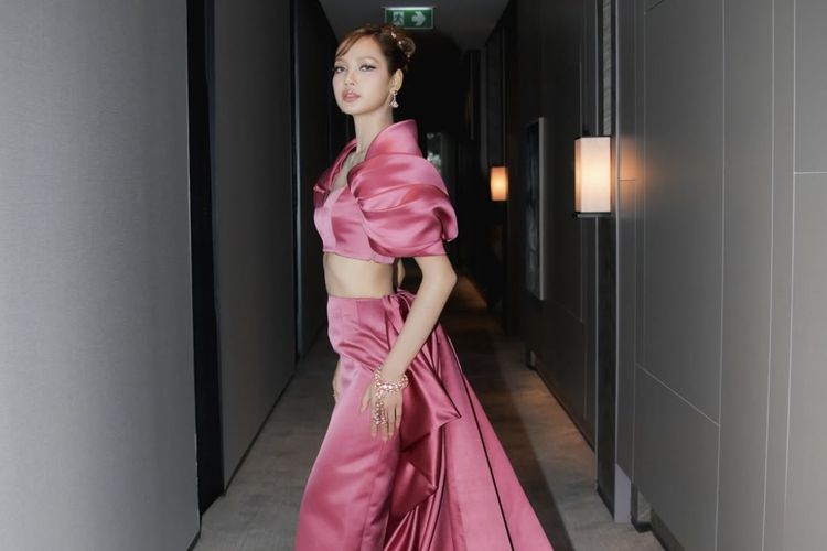 Lisa BLACKPINK Akan Jadi Presenter Golden Globes 2026, Intip 5 Pesona Anggunnya, 1. Gaun berlapis pink, 2. Nuansa cerah dan girly, 3. Gaya bold dan misterius, 4. Setelan dengan rok panjang, 5. Gaun korset semi transparan