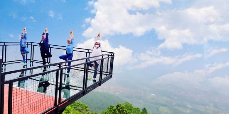 itinerary magelang seharian, wisata magelang long weekend, tempat wisata magelang hits, liburan keluarga di magelang, Itinerary Seharian di Magelang, Weekend Seru nan Sejuk, Awang Awang Sky View, Wisata Terasering Sitegong, Javanica Park, Wisata Gethek Bambu, Linggarjati Joglo